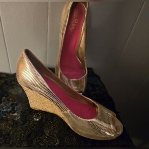 Lilly Pulitzer Gold Textured Open-Toe Closed-Back Raffia Wedges